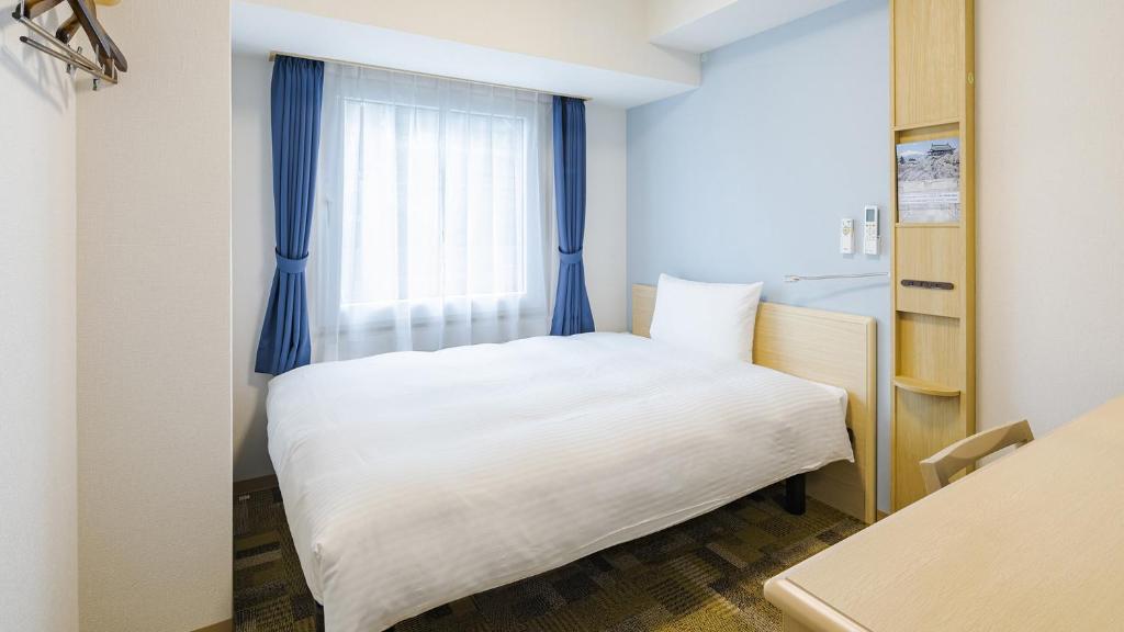 Postel nebo postele na pokoji v ubytování Toyoko Inn Gifu-hashima-eki Shinkansen Minami-guchi