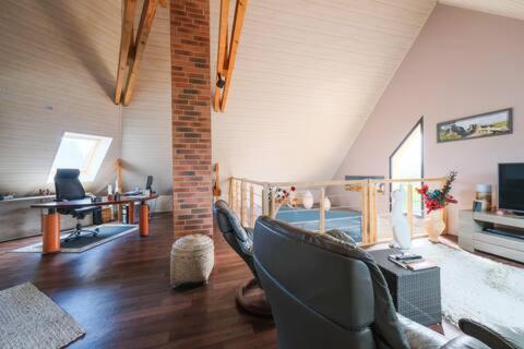 - un salon avec des canapés et des chaises dans une maison dans l'établissement Grande maison proche de la plage, à Barneville-Carteret