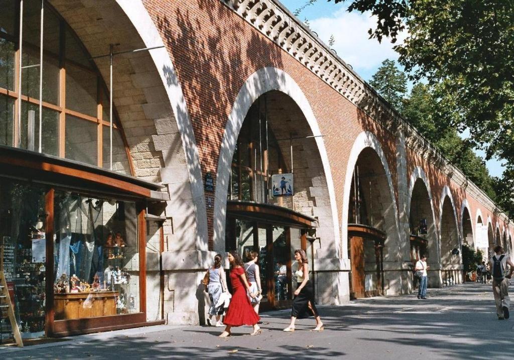 un groupe de personnes marchant devant un bâtiment dans l'établissement Paris quiet cozy studio, à Paris