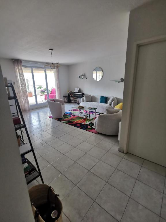 un salon avec un canapé et une table dans l'établissement Le Gambetta, à Albi