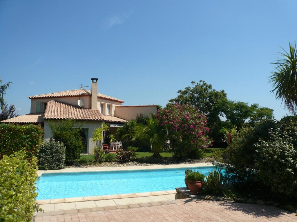 une maison avec une piscine devant dans l'établissement Villa avec grand jardin et piscine privée, à Laroque-des-Albères
