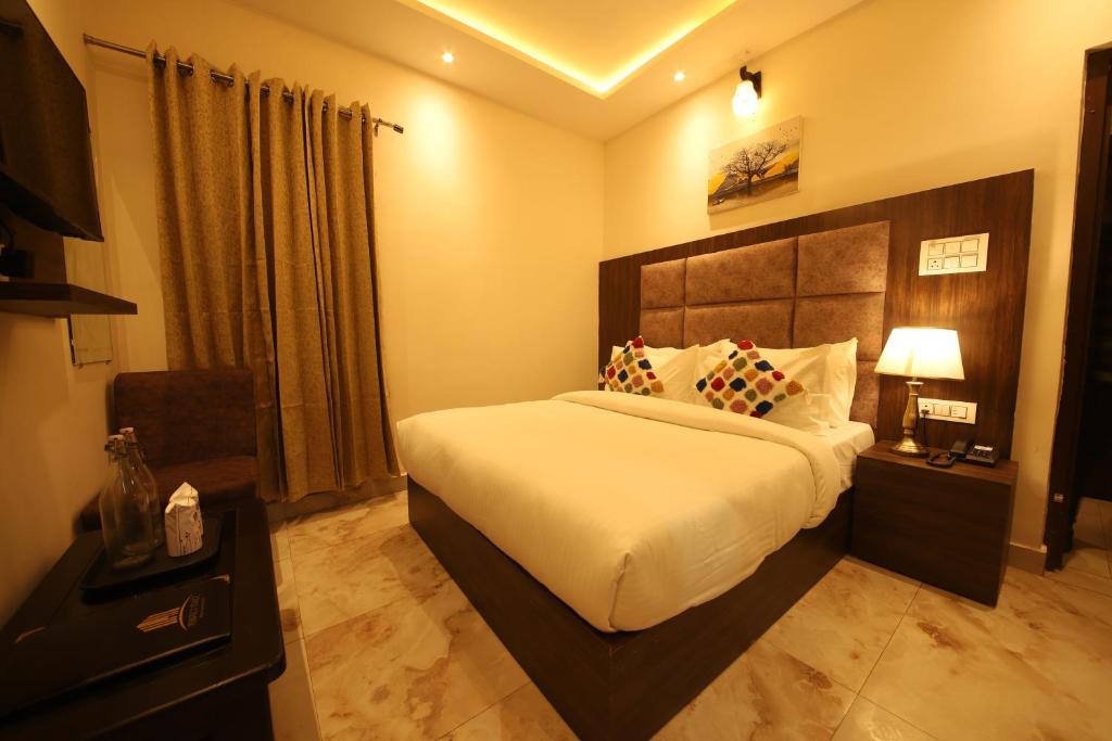 Postel nebo postele na pokoji v ubytování Perfectstayz Dhruv Nanda near Haridwar Railway Station