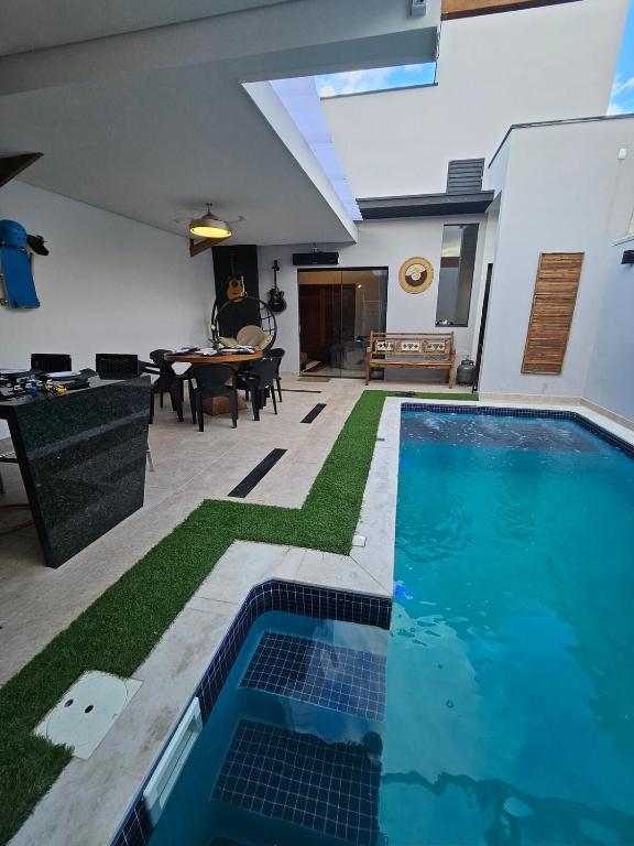 ein Swimmingpool mitten im Wohnzimmer in der Unterkunft Casa do Valença alugue no airbn in Tatuí