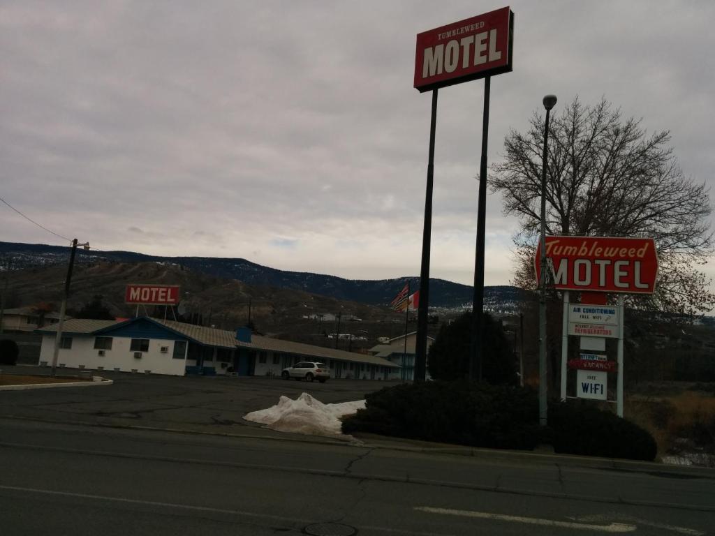 un cartel de motel al lado de una calle en Tumbleweed Motel, en Cache Creek