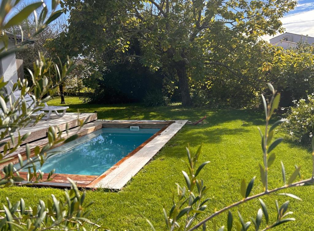 une piscine au milieu d'une cour dans l'établissement Maison Ginette - Piscine chauffée, 8 pers, proche de la mer, à Saint-Georges-dʼOléron