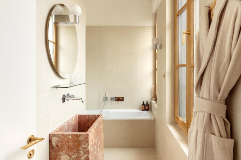 Elysée Montmartre Hotel - 10