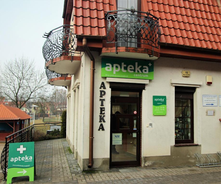 - un bâtiment avec 2 balcons sur le côté dans l'établissement Apartament Mikołajki, à Mikołajki