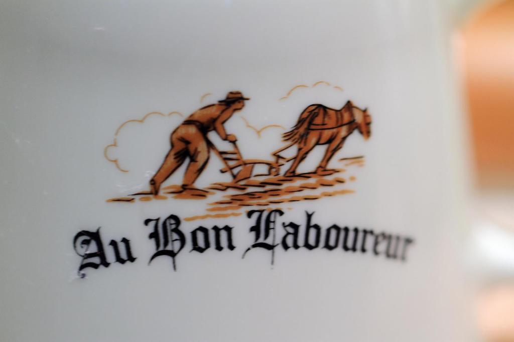 un segno di scambi di ferro con un cavallo e le parole un scambiatore di ferro di Au Bon Laboureur a Bray-sur-Seine