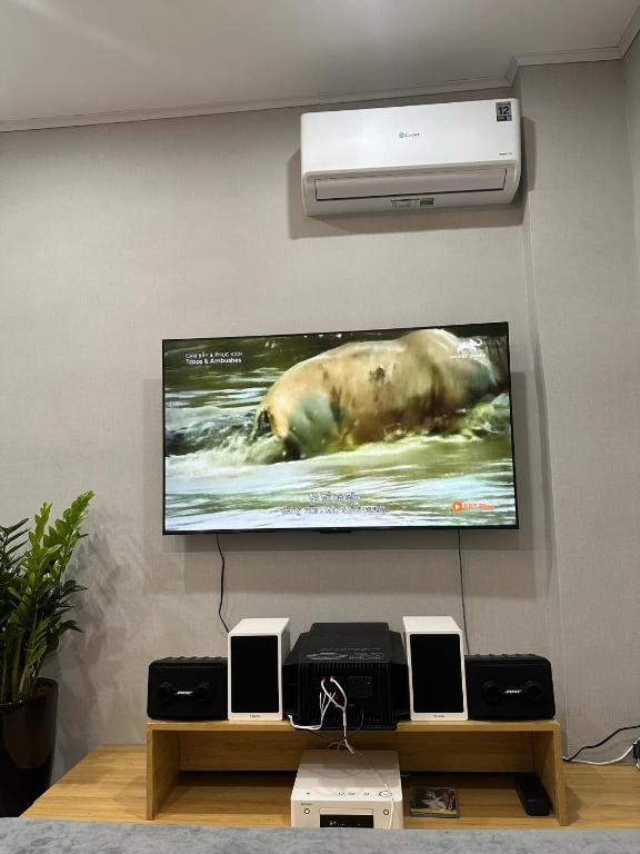 TV a/nebo společenská místnost v ubytování HaNoi HomeStay 43