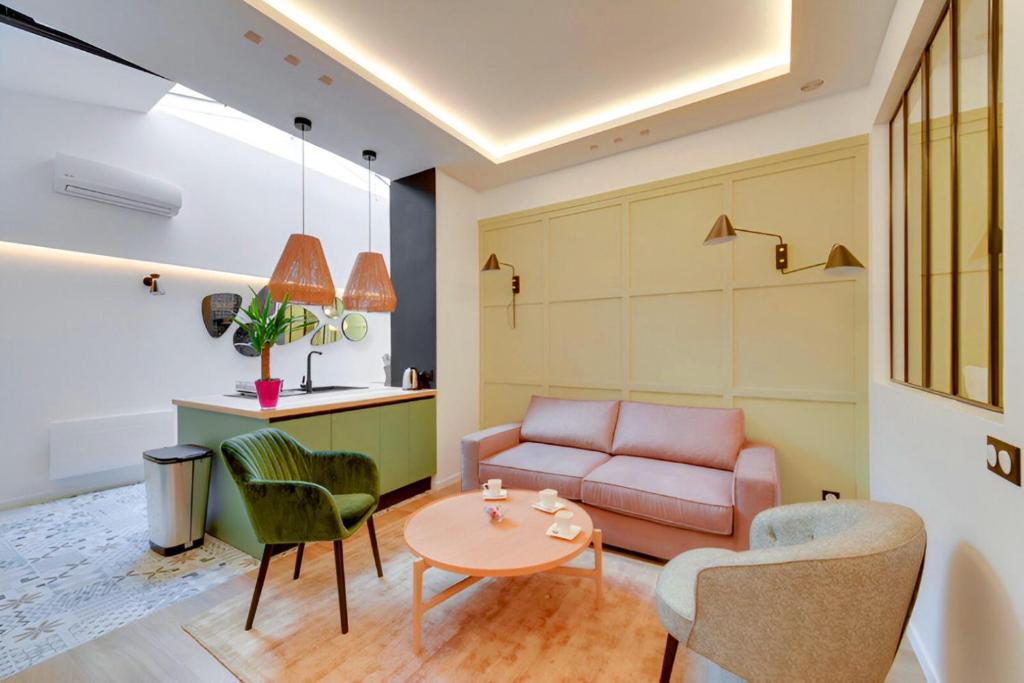 un salon avec un canapé et une table dans l'établissement Bluestay 40 - Superb apartment in Paris, à Paris