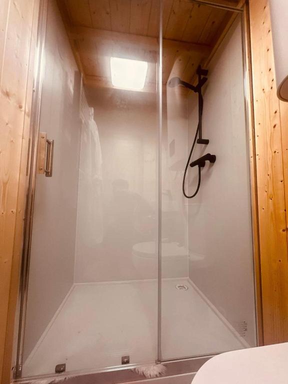 Koupelna v ubytování Heaven Reset & Spa & sauny & masaże - adults-only - Premium Glamping z jacuzzi całoroczny przy rzece