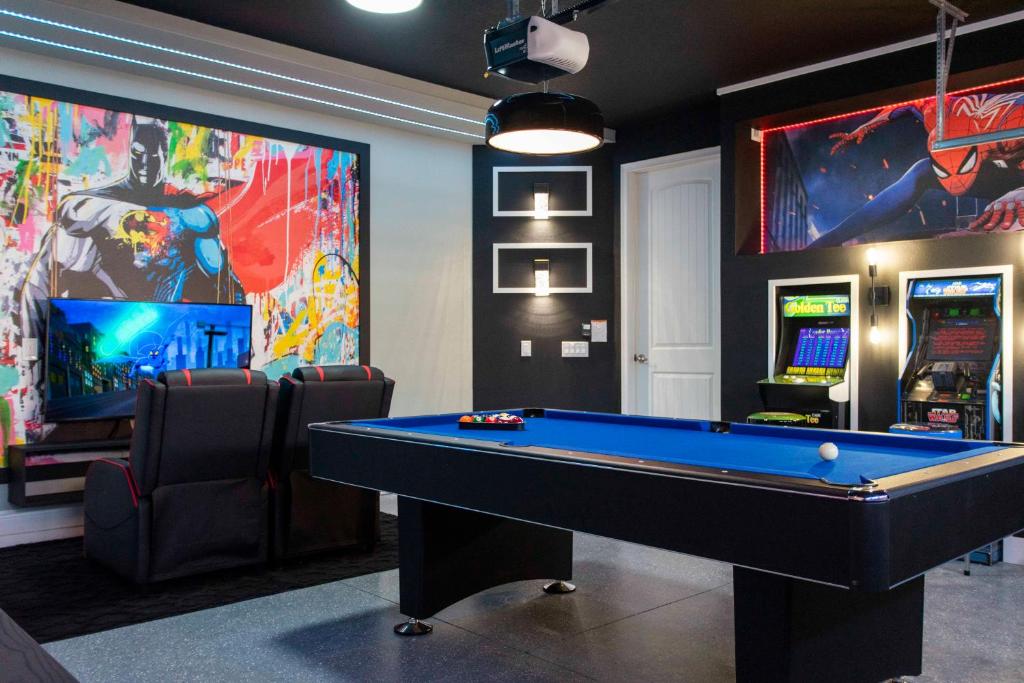 een kamer met een pooltafel en arcadespellen bij Beautiful Themed Single Home with Private Pool and Game Room EC0405 in Orlando