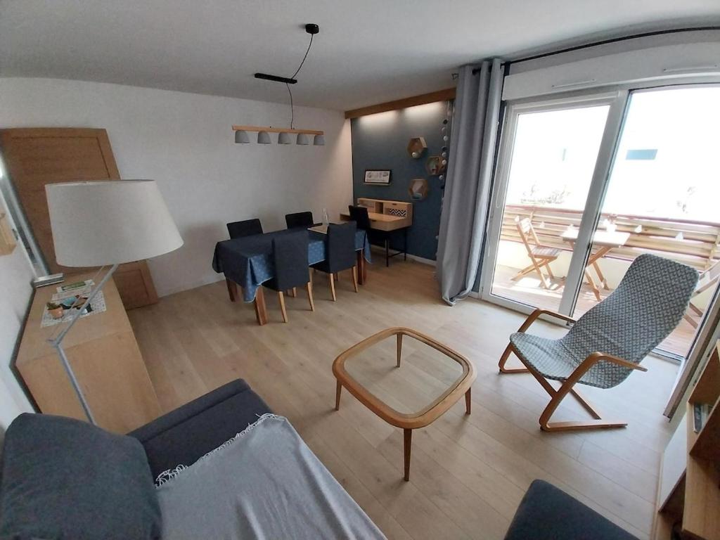 un salon avec un canapé, une table et des chaises dans l'établissement T2 moderne à deux pas de la gare - avec parking, à Nantes