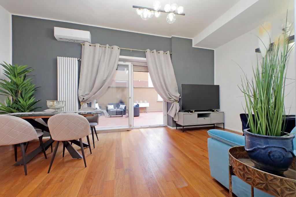 New Apartment with balcony - 150m Metro A
