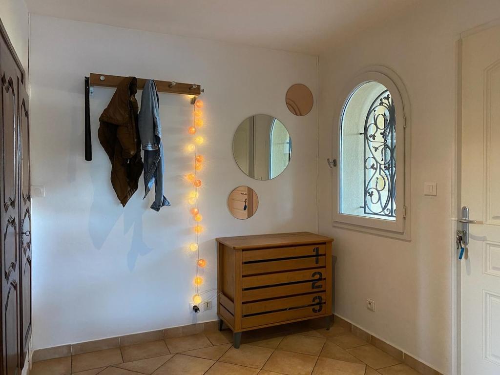 un couloir avec une commode et une fenêtre éclairée dans l'établissement Villa Rosana, 8p, large private pool, Frejus, à Fréjus
