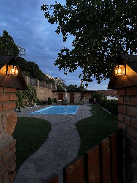 Bazén v ubytování DORMIDARE Apartments Mladá Boleslav nebo v jeho okolí