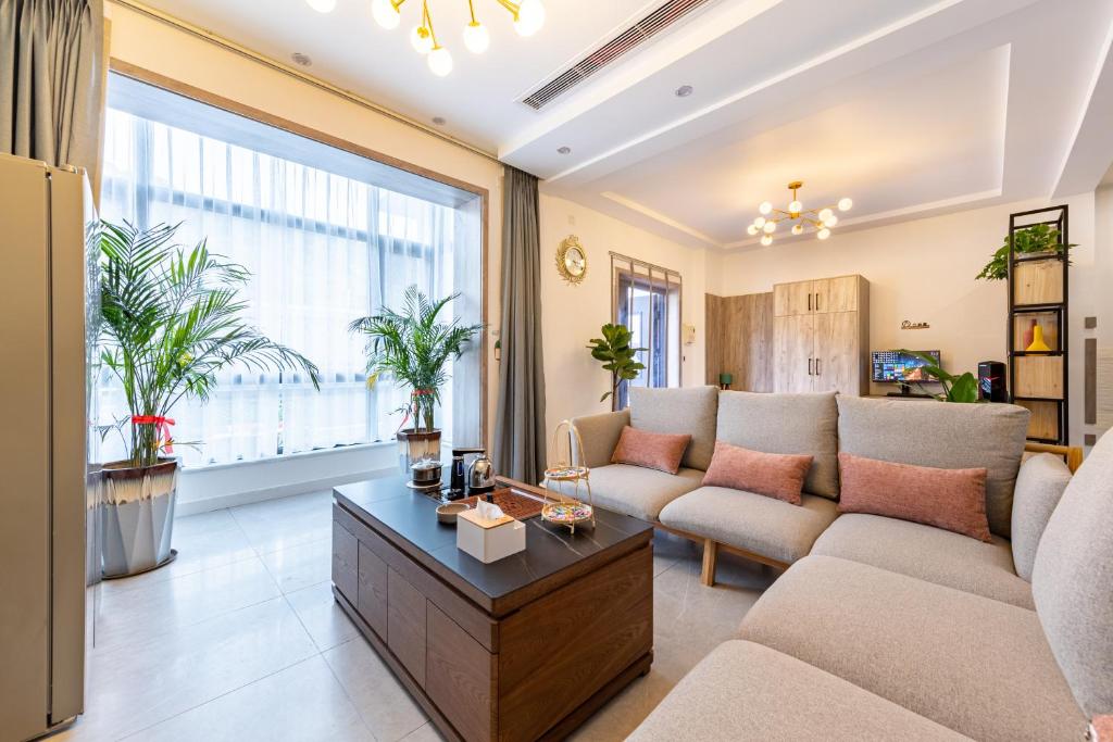 ein Wohnzimmer mit einer Couch und einem Tisch in der Unterkunft Mutianyu Great Wall Jingshan First House Boutique B&B in Mutianyu Village