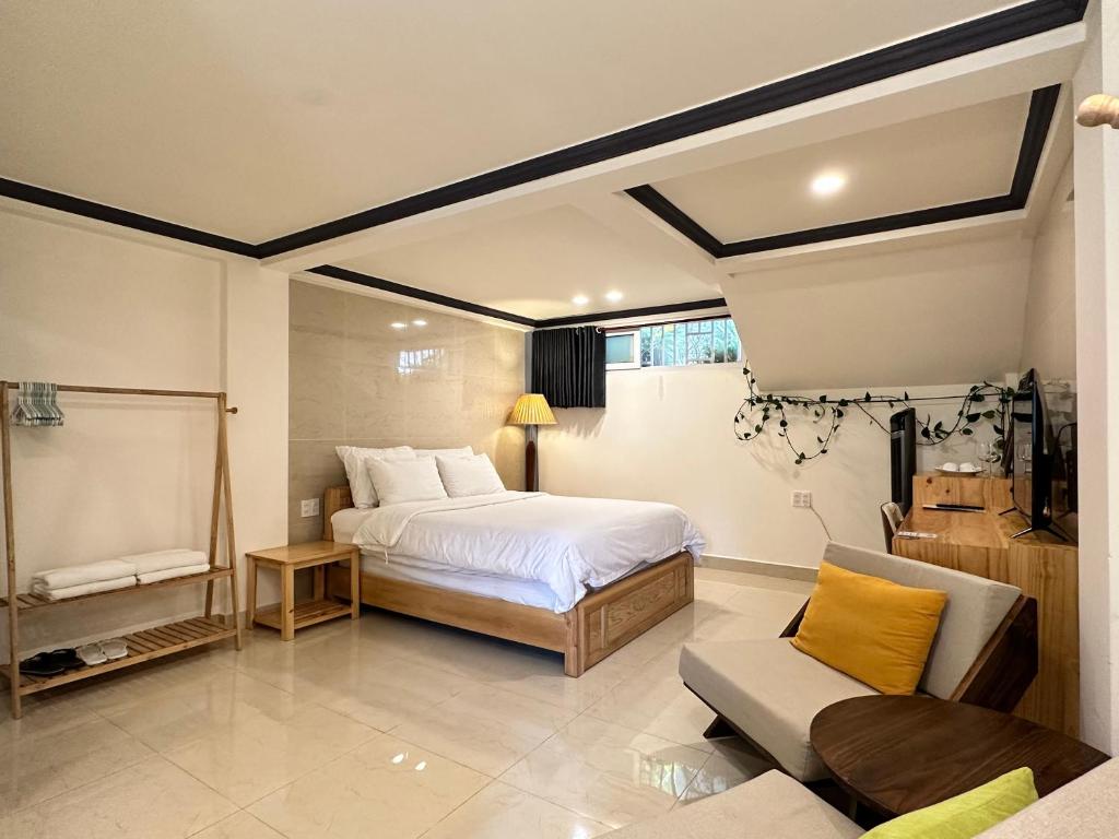 Giường trong phòng chung tại CozyNook Boutique Apartments - 3 thang 2 Street
