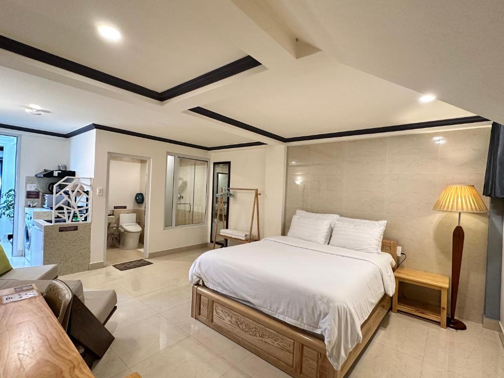 Giường trong phòng chung tại CozyNook Boutique Apartments - 3 thang 2 Street