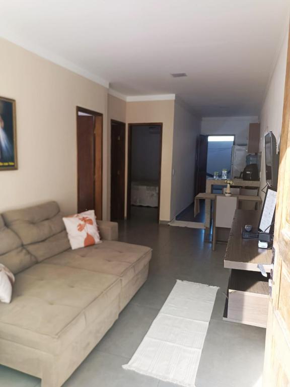 a living room with a couch and a table at Ambiente Familiar e Próx a Tudo! in Prado