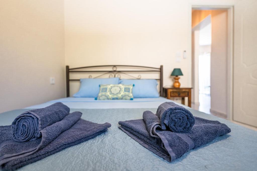 Posteľ alebo postele v izbe v ubytovaní Apaggio di Argostoli Apartments - private parking & sea view