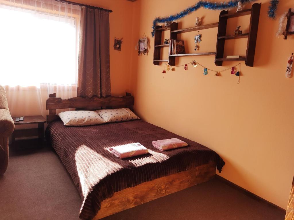 Postel nebo postele na pokoji v ubytování Котедж Віадук