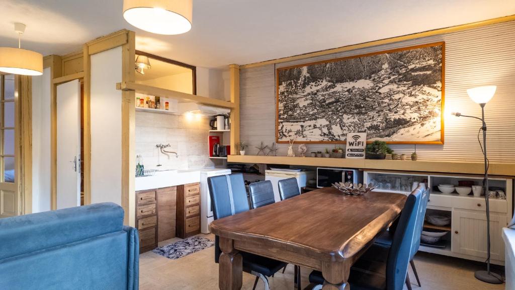 Kuchyň nebo kuchyňský kout v ubytování Chalet la Pagode, vue Mont-Blanc et jardin privé