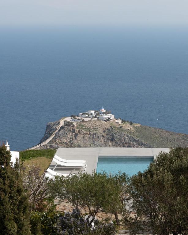 a house on top of a hill next to the ocean at Villa Kea in Kastrianí