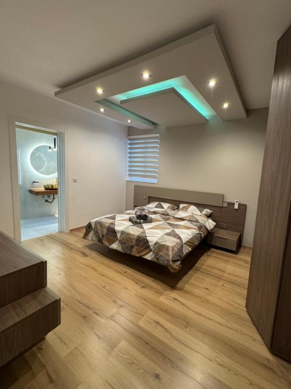una camera con letto e luce blu di Skyline Soak, Views & Jacuzzi a San Giuliano