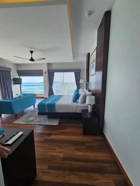 een slaapkamer met een bed en een bad in een kamer bij Sandy Bliss Mirissa in Mirissa