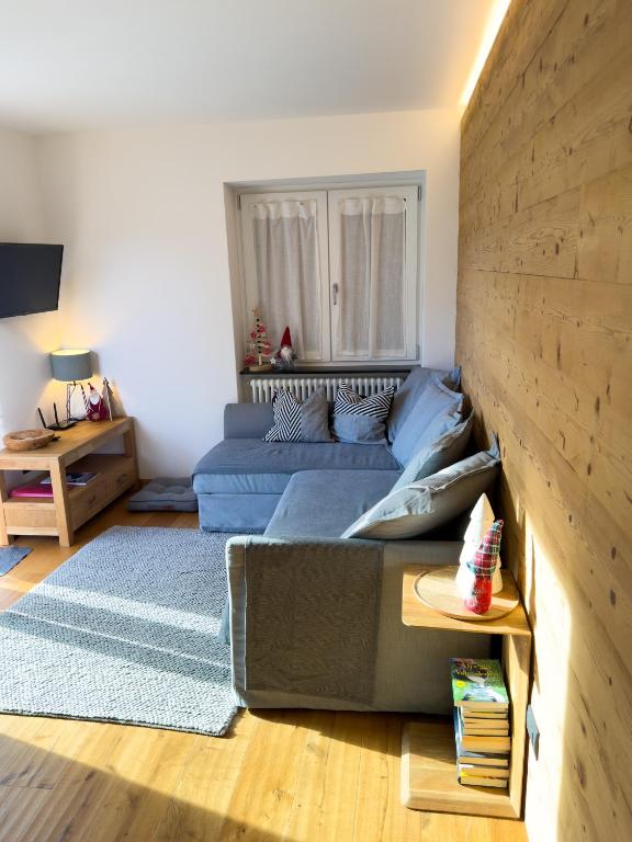 salon z niebieską kanapą i ścianą w obiekcie Casa Lana w mieście Chiesa in Valmalenco