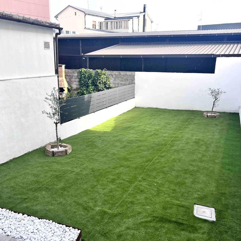 une petite cour avec de l'herbe verte sur un bâtiment dans l'établissement Al Perlar Su, à Vérone