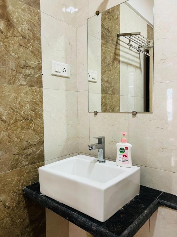 Koupelna v ubytování Luna Spaces- Near Mumbai International Airport