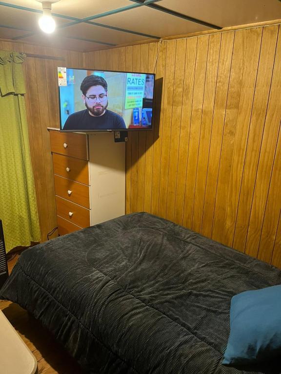 Televiisor ja/või meelelahutuskeskus majutusasutuses Habitación cómoda por día
