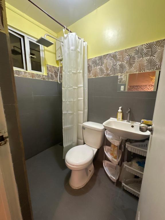 Koupelna v ubytování MisyEdz Homes Clark Dau