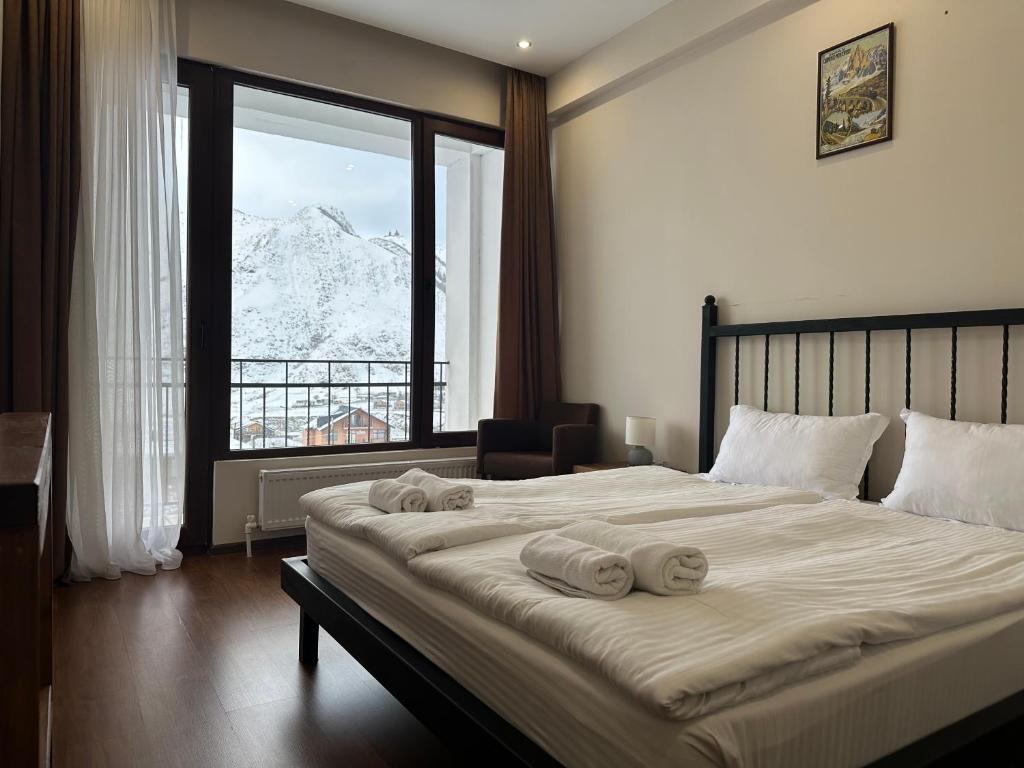 Postel nebo postele na pokoji v ubytování Mountain House Kazbegi