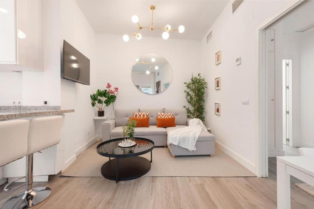 een woonkamer met een bank en een tafel bij Menaleka's House 7 in Málaga