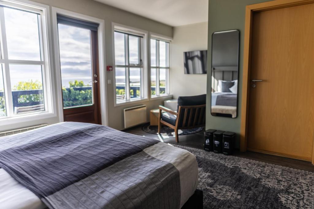 Uma cama ou camas num quarto em Fosshotel Hellnar
