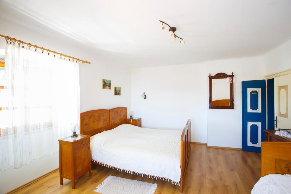Postel nebo postele na pokoji v ubytování Apartments Villa Kastav in Old town center with sea view and parking