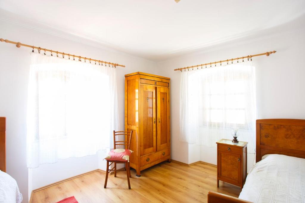 Postel nebo postele na pokoji v ubytování Apartments Villa Kastav in Old town center with sea view and parking