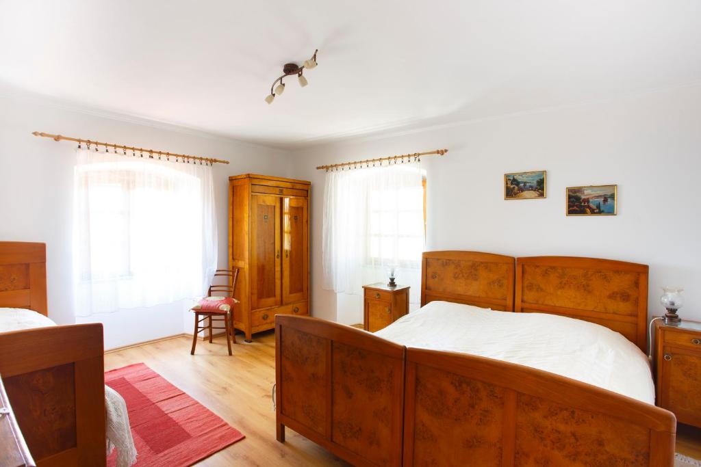 Postel nebo postele na pokoji v ubytování Apartments Villa Kastav in Old town center with sea view and parking