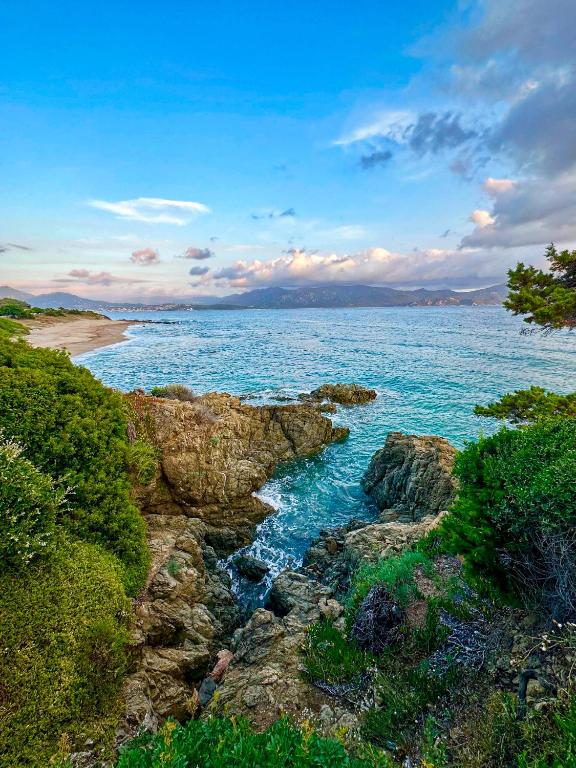 - une vue sur l'océan avec des rochers et une plage dans l'établissement 5 Min de la Plage - T4 avec Piscine & Tennis, à Propriano