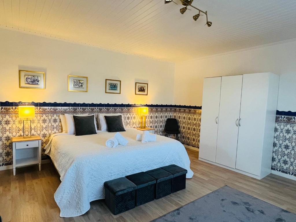 Giường trong phòng chung tại Vila Pombal Tomar Apartments - Pool & City Views