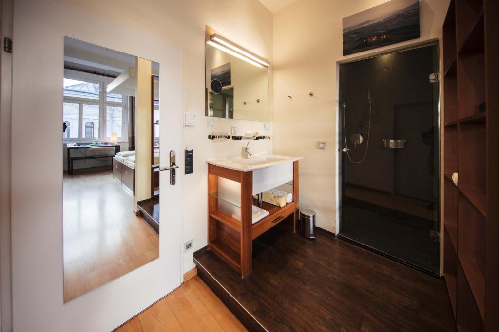 A bed or beds in a room at Hotel Rathaus - Wein & Design