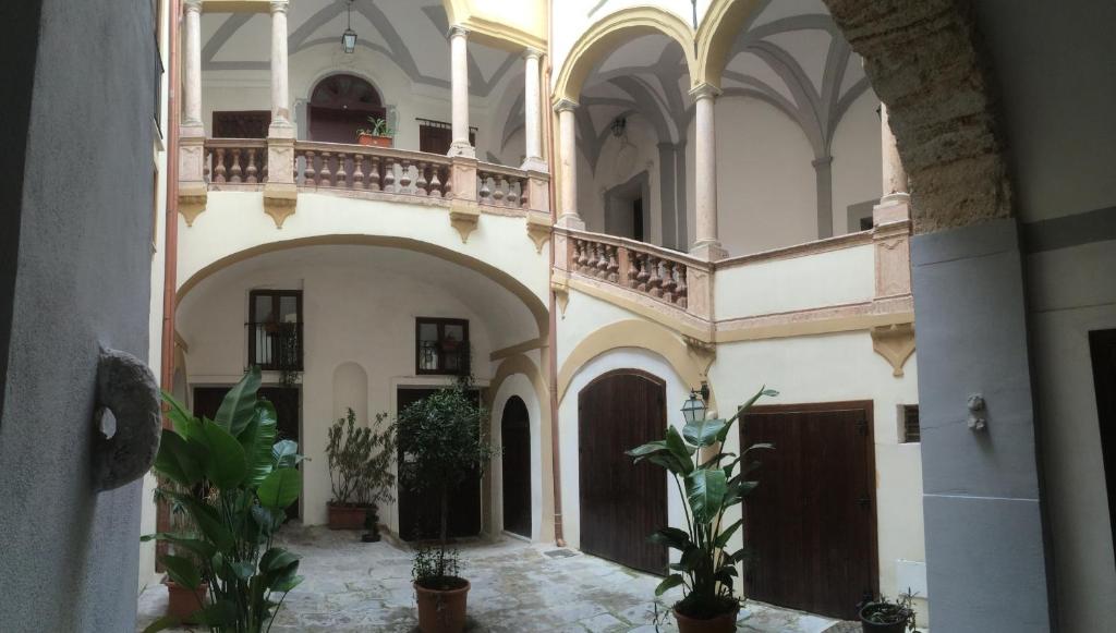 パレルモにあるForesteria dell'Alloroのバルコニー付きの建物の廊下