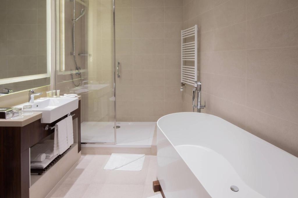 Koupelna v ubytování Courtyard by Marriott Sarajevo