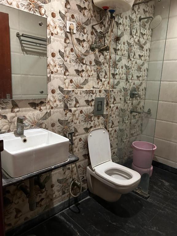 Koupelna v ubytování Hotel Sapphire Dx 1 Minutes Walking Distance From New Delhi Railway Station