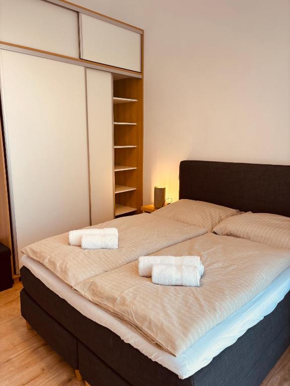 Postel nebo postele na pokoji v ubytování Evergreen Tále Apartments