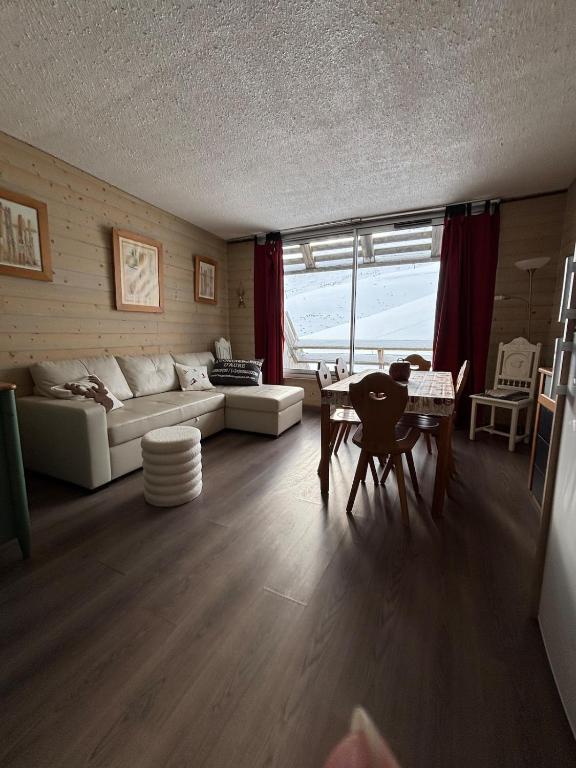 un salon avec un canapé et une table dans l'établissement Bel Appart Résidence Gentianes Monitor, à Aragnouet