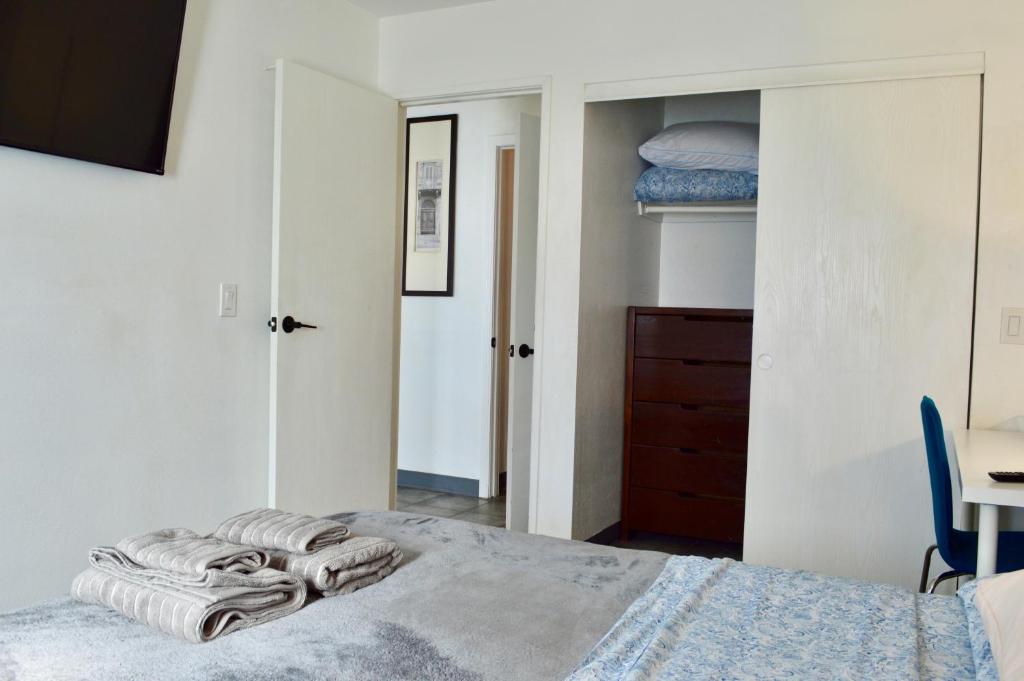 En eller flere senge i et værelse på Modern 1-Bedroom Condo